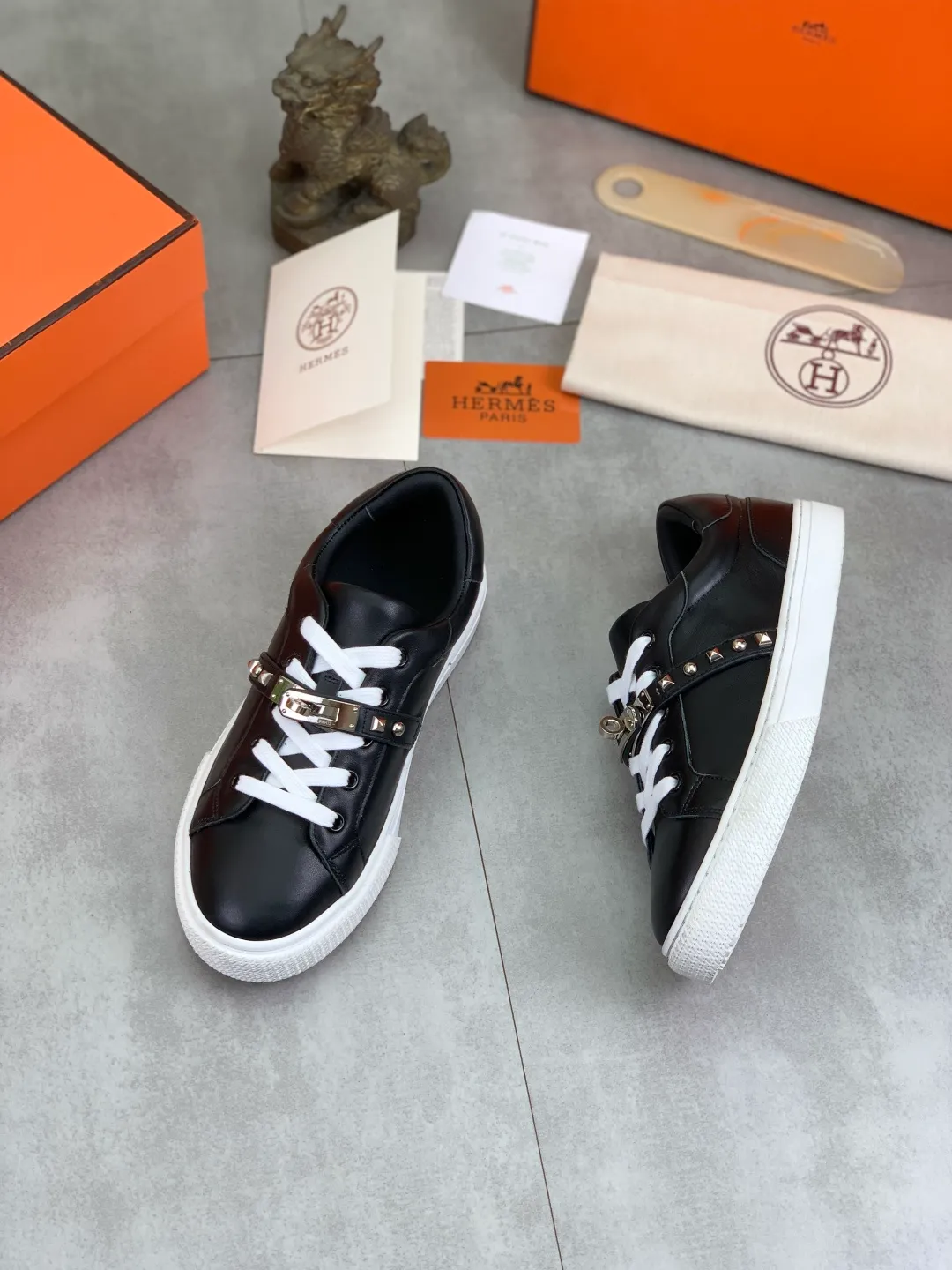 Men's men's shoes 💰P640 New Hermes top version Hermès classic couple style #𝐊𝐞𝐥𝐥𝐲 buckle casual white shoes skateboard shoes that will not conflict with shoes at all. Full of unknowns, Hermès rarely produces flat casual shoes and they are paired with classic palladium-plated Kelly shoe buckles! You'll fall in love with it at first sight. It's super versatile and can be worn with any skirt or pants. 🉑️Close your eyes and wear it. It's super noble. Fabric: Specific cowhide/canvas material. Lining: Sheepskin lining. Outsole: Original molded TPU outsole. Size: 35-45.